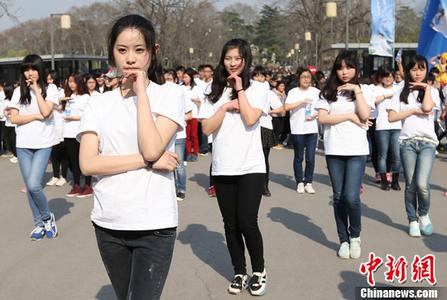 麦琳要把吃剩的熏鸡骨头带去煲汤